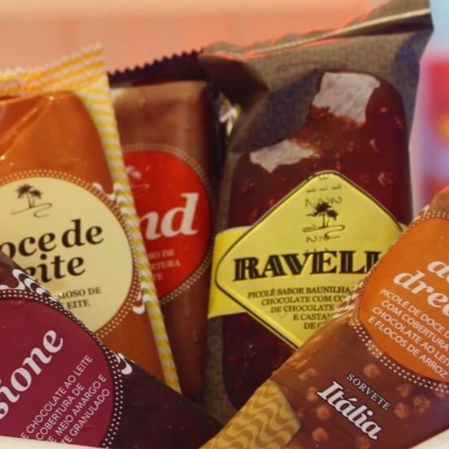 Descubra o luxo de saborear os nossos picolés da linha 'Gold'. Cada mordida é uma experiência única, repleta de sabor intenso e refrescante. Criados com maestria e cuidado, esses picolés representam o ápice do prazer gelado. Permita-se desfrutar de uma indulgência divina com nossos requintados picolés Gold, onde cada detalhe é pensado para proporcionar uma experiência sublime. É mais do que um simples picolé, é uma aventura sensorial em forma de gelado. Aprecie o melhor, aprecie o Gold.