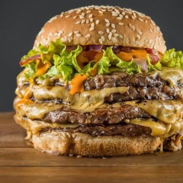 2 hambúrgueres de picanha, 2 ovos, 2 queijos, salada e molhos