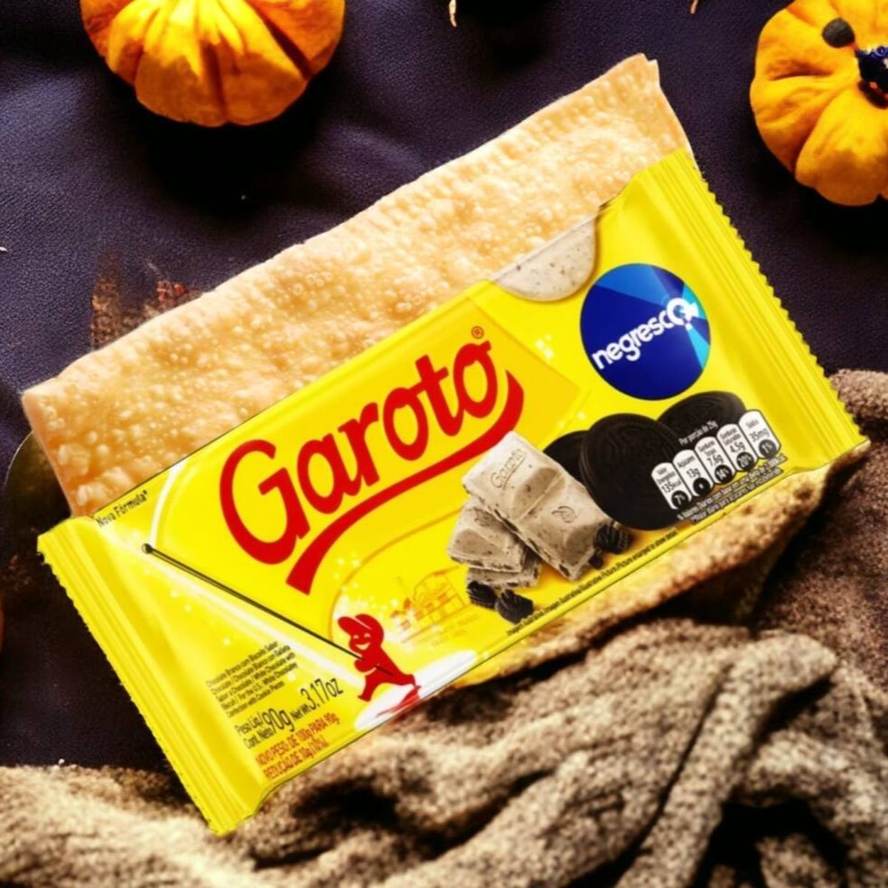 Se você gosta de chocolate com biscoito, vai se apaixonar por esse pastel incrível. Uma massa fofinha e macia recheada com uma barra de chocolate Negresco que combina o sabor do chocolate ao leite com pedacinhos crocantes de biscoito. Um pastel diferente e delicioso que vai te surpreender. Venha provar essa maravilha!