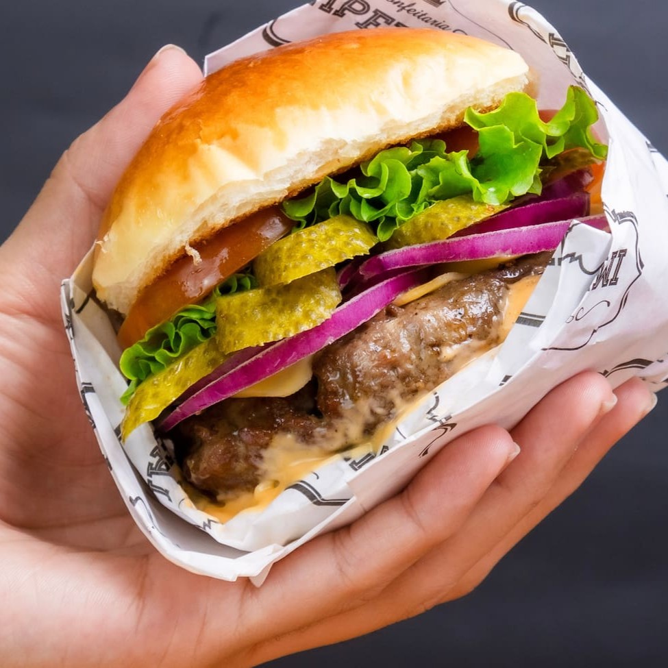 "• No pão brioche, 1 blend de 180g, queijo deretido, salada, fatias de picles, cebola roxa e molho billy, ponto da casa:""ao ponto p/mal"". Caso desejar sua carne em outro ponto, por favor especificar na observação.  Foto ilustrativa."