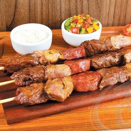 Deliciosa Espetinho misto com ingredientes selecionado