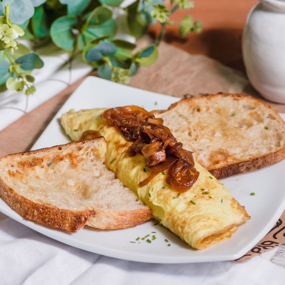 Vegetariano. Queijo curado, cebolas caramelizadas. Acompanha pão Sourdough da casa.