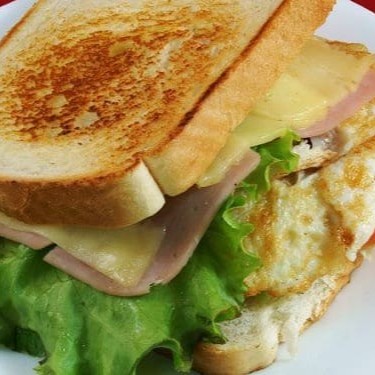 Pão, Margarina, 1 Fatia De Mussarela, 1 Fatia De Presunto E Um Ovo + Coca-Cola 310 ml.