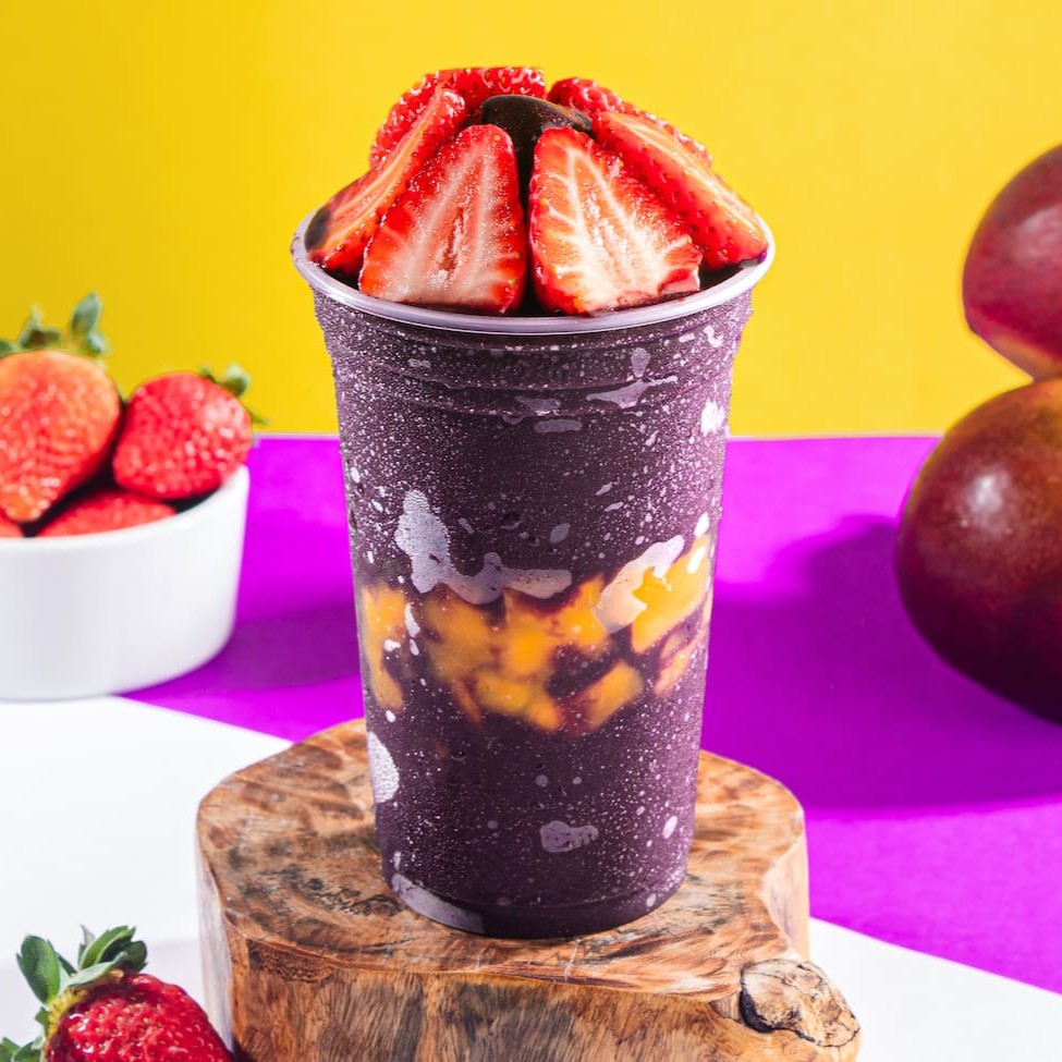 Saboreie nosso autêntico Açaí Tradicional, repleto de pedaços de frutas frescas, generosamente distribuídos no meio do copo e por cima. Este delicioso manjar é servido em um copo de 300ml, sem economia, garantindo uma experiência gastronômica inigualável. Preparado com uma receita única e inovadora, nosso açaí é cuidadosamente batido com Guaraná, proporcionando um sabor autêntico e surpreendente, que conquista todos os paladares. Além disso, oferecemos uma variedade de complementos gratuitos, para enriquecer ainda mais a sua experiência. Uma combinação saborosa e refrescante, que vai além do convencional. Experimente e surpreenda-se com nosso 'Copo 200ml Nutella', uma inovação na categoria 'Açaí Com Frutas (Pedaços)'!