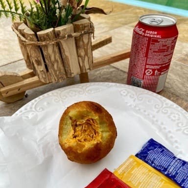 Salgado 100% artesanal,massa super temperada,leve e saborosa. Fritamos Na Hora