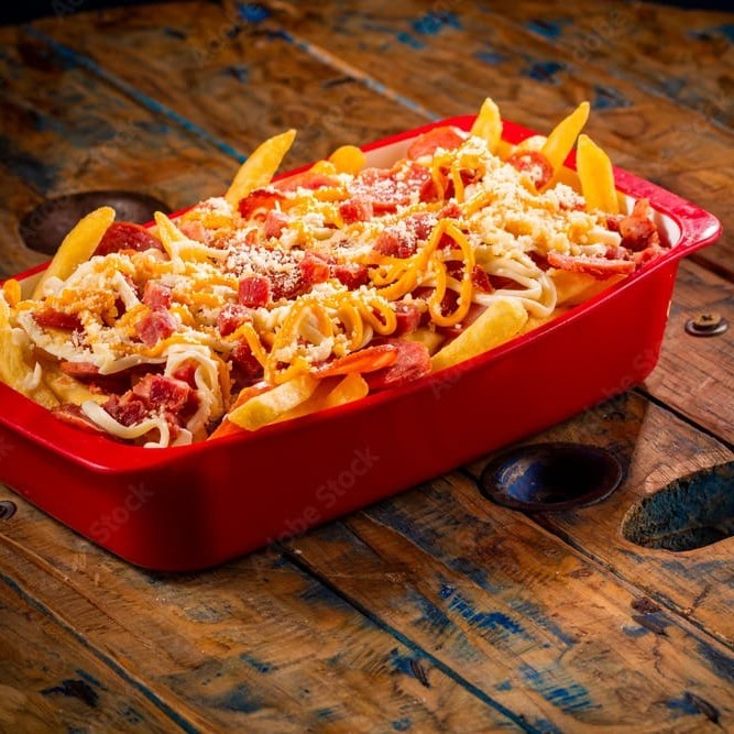 Batata frita, cheddar ou Catupiry, alho frito, bacon e calabresa. Muito bem servida, para 2 pessoas ou mais aproximadamente 600 gramas.