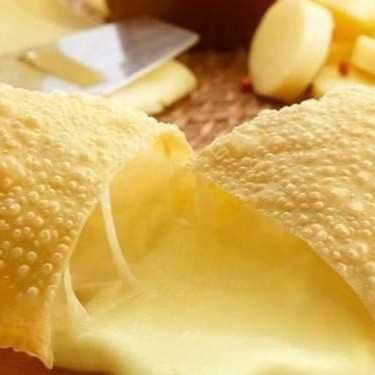 Pastel crocante com recheio de mussarela derretida, ideal para os amantes de queijo.