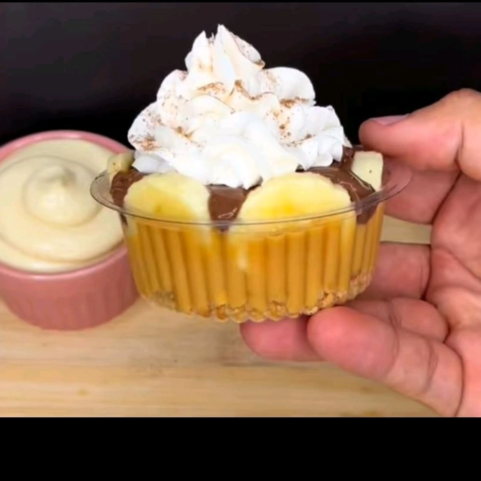 Biscoito triturado,doce de leite, banana ,chocolate e chantily