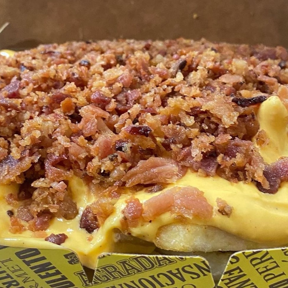 Nossa deliciosa batata com cheddar e bacon, somos o único parceiro reconhecido da Mccain, nossa batata é a Sure Crisp 9mm, batata cientificamente criada para manter o sabor Original no delivery.