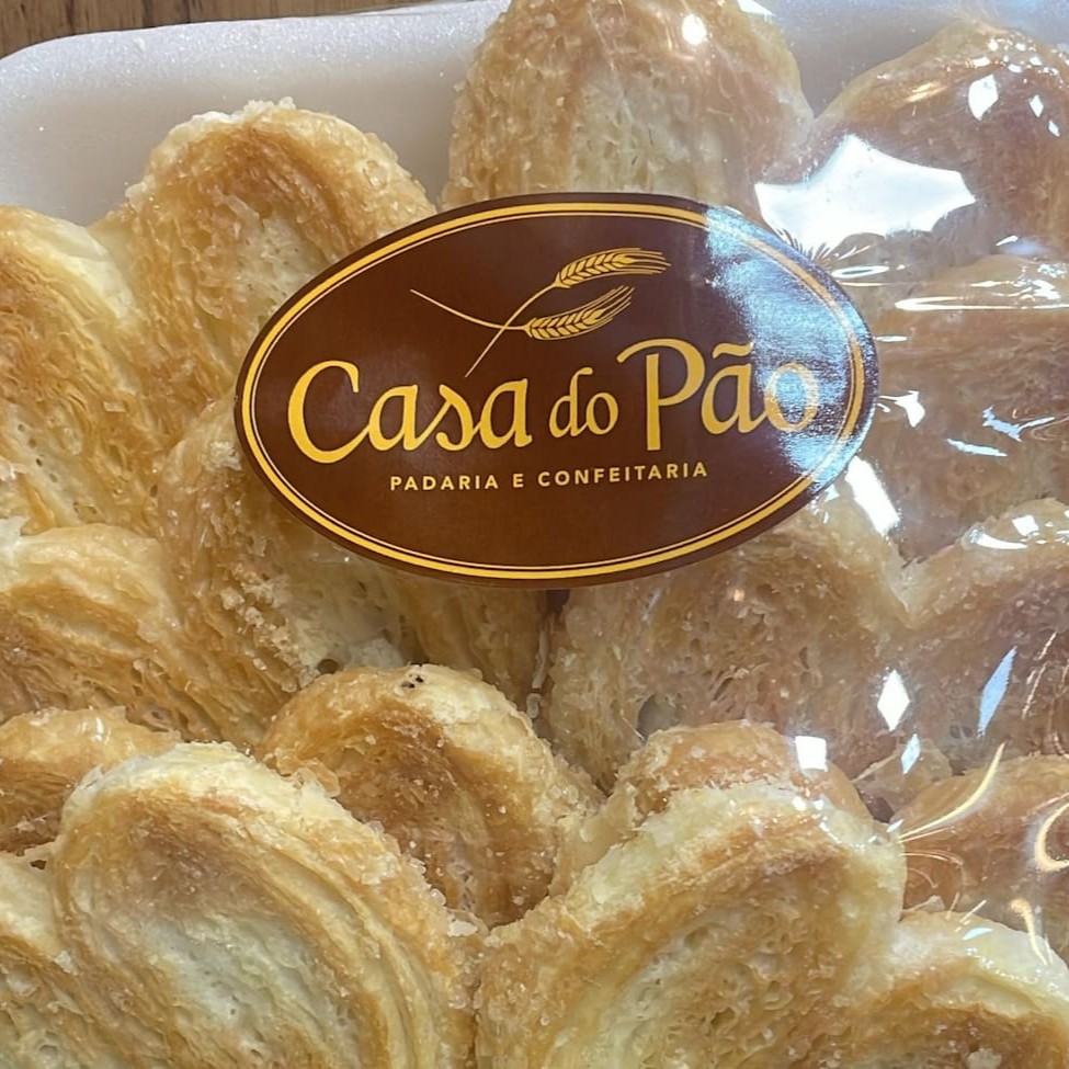 Folhado crocante e caramelizado, em formato de coração. Doce clássico francês com textura leve e sabor delicado. Irresistível com um café