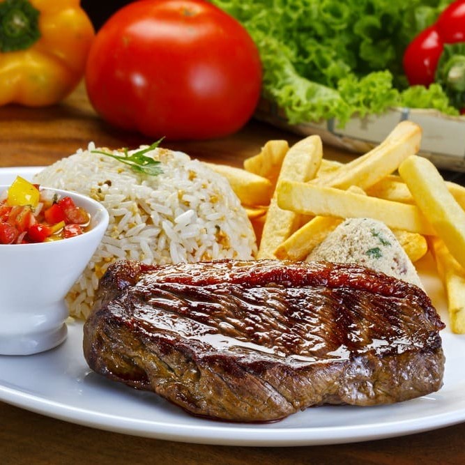 Proteína (Aprox. 200g) + 3 Acomp. + Refrigerante Lata cortesia