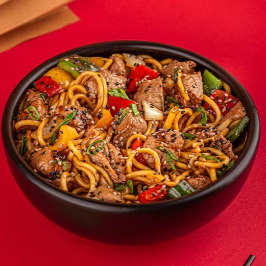 Carne suína temperada com especiarias, mix de pimentões e molho tarê. Acompanha macarrão para yakisoba.