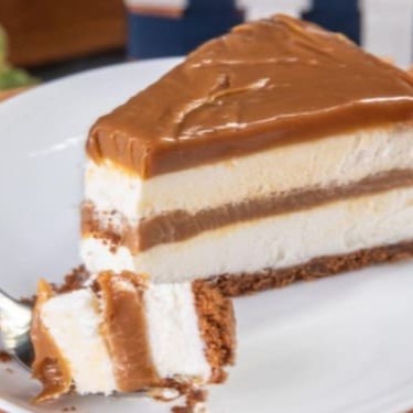 Nossa deliciosa torta de Doce de leite com sorvete italiano de Fior di Latte, doce de leite e base de biscoito amantegado crocante.