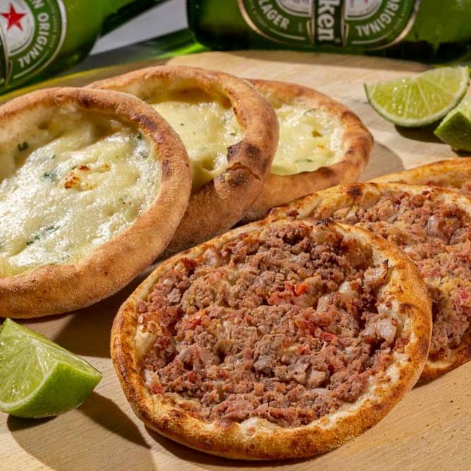 Nesse combo você leva 3 esfihas de carne + 3 esfihas de queijo + duas Heineken long neck para acompanhar.