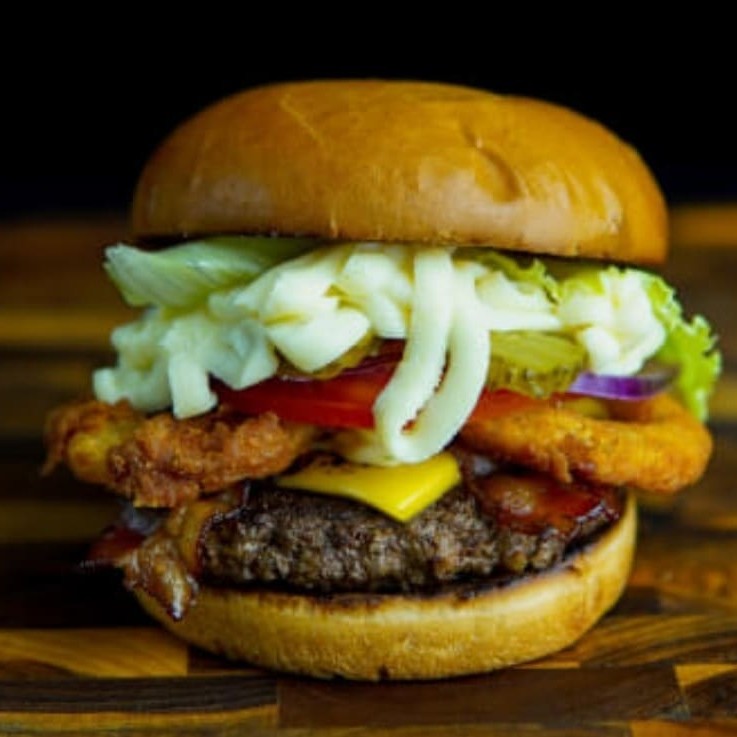 Pão de brioche, carne premium de 180g, 2 fatias de queijo prato, bacon, onion rings, Catupiry Original, maionese temperada, alface americana, tomate, cebola roxa e picles.