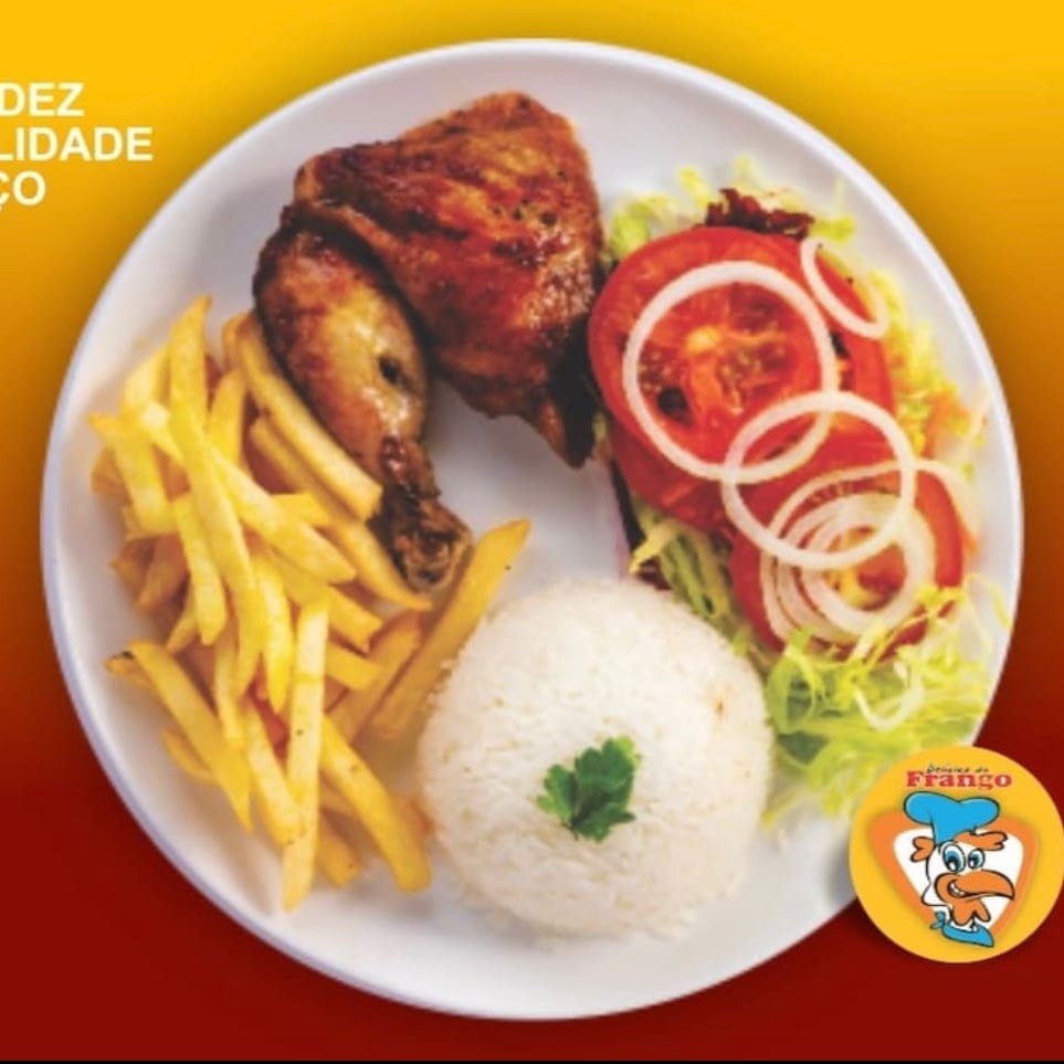 Refeição frango assado com arroz branco , batata frita e salada verde.