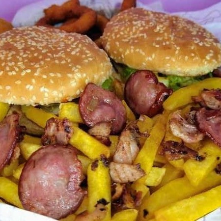 2 hamburgueres (Pão, 2 Carne, Cheddar, Cebola Caramelizada, Bacon, Calabresa, batata palha e requeijão Batata: Bacon, Calabresa, Cheddar e Orégano Refri de 1l