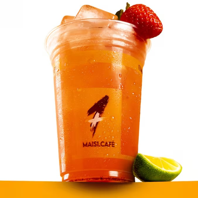 Apresentamos a 'Pink Lemonade', uma bebida refrescante da nossa categoria de 'Bebidas Refrescantes'. Uma fusão harmoniosa de água sem gás, puro purê de morangos frescos e suculentos, combinado com a acidez revigorante do limão. O resultado é uma bebida irresistível, com um sabor delicado, doce e cítrico ao mesmo tempo. Prove e deixe-se seduzir pelo encanto desta bebida. Água sem gás, morango e limão - uma tríade de sabor que promete apaixonar seu paladar.