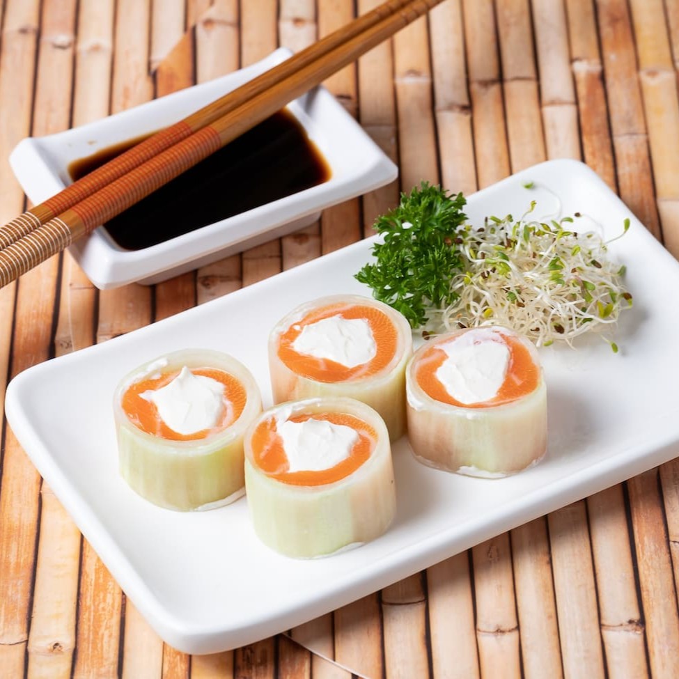 Salmão com cream cheese envolto em pepino.