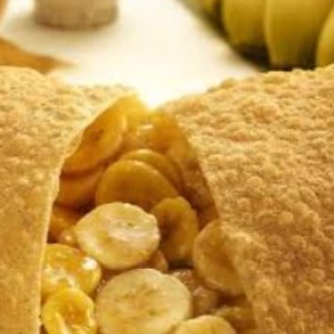 Pastel de aproximadamente 15cm com recheio de banana em rodelas, queijo mussarela, leite condensado e canela.