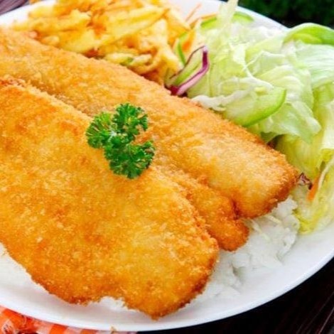 Delicia de file de peixe empenado acompanhado com arroz,feijão farofa mais um acompanhamento a sua escolha