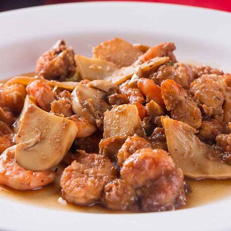 Camarão com champignon e bambu + arroz colorido + 2 rolinho de camarão + 3 bananas carameladas