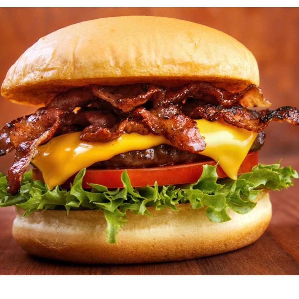 Pão especial , carne artesanal 100g , queijo mussarela derretido , bacon crocante , cebola refogada na manteiga , alface , tomate e molho especial.