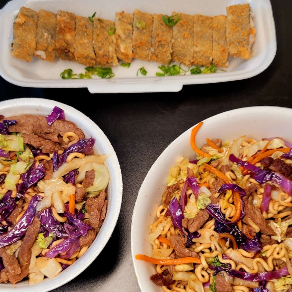 Um yakisoba de 500g + um yakisoba de 300g e 12 hots philadelfia. Yakisoba nos sabores tradicionais: carne, frango ou legumes.