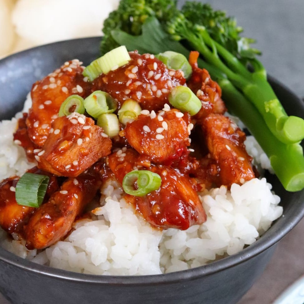 Pedaços de frango empanados crocantes com molho Sweet Chilli.   Acompanhamento à sua escolha: - Gohan (arroz branco japonês) - Yakimeshi  (arroz japonês com flocos de ovos, cenoura e presunto)