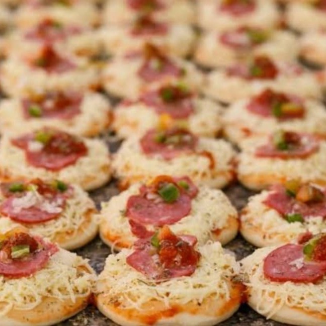 Mini pizza pre assada, só colocar no forno para derreter a mussarela e soborear! Com 10un