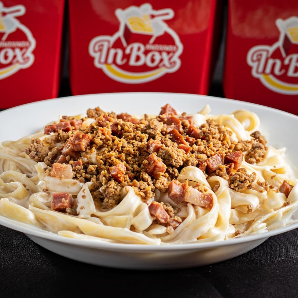 Delicioso Talharim Ao Molho Branco E Recheado Com Calabresa Em Cubos Refogada, Com Carne Moída E Uma Pitada De Mussarela No Meio.  !! Serve 1 Pessoa !!