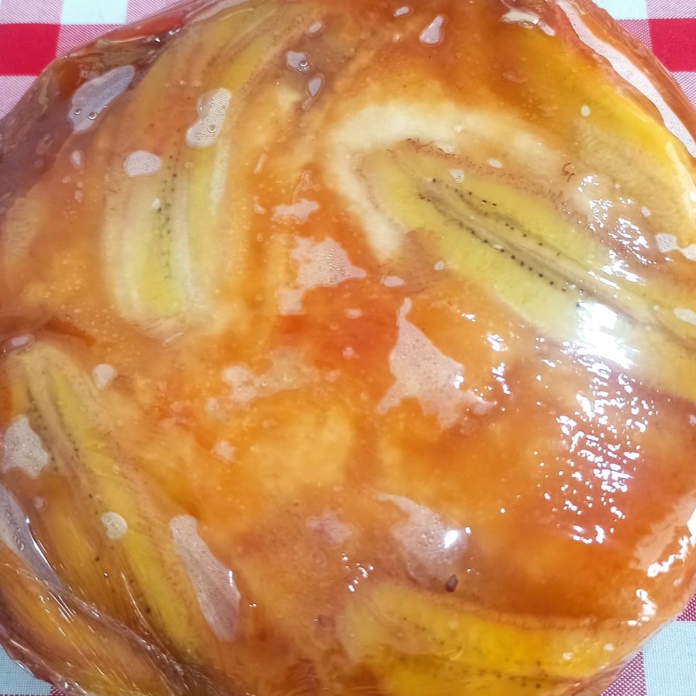 Com fatias de banana, massa caseira