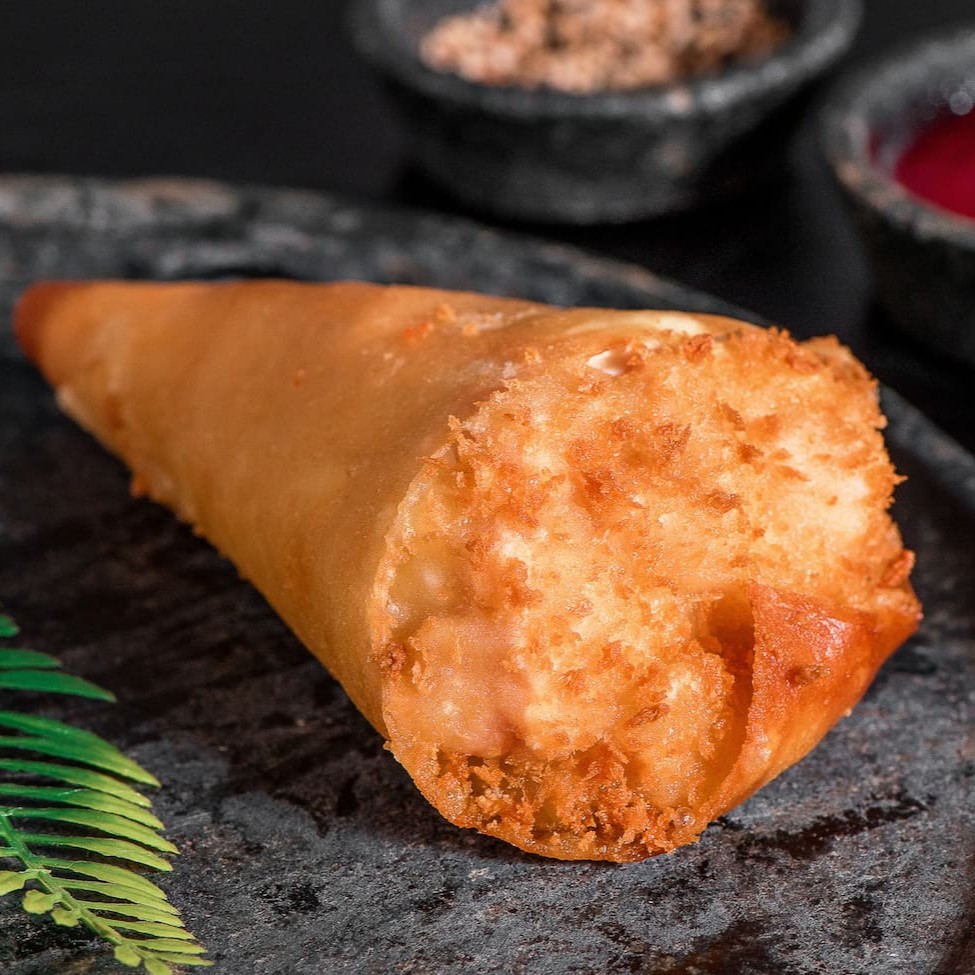 Arroz, camarão e cream cheese enrolado na casquinha do harumaki de frito