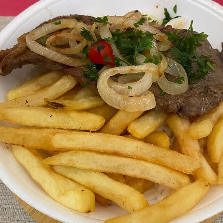 Um delicioso  arroz soltinho feijao com caldo bife de alcatra acebolado e fritas uma combinação perfeita E aí já pediu a sua
