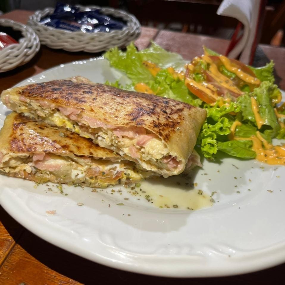 Muçarela, presunto, cebola e orégano.