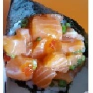 Temaki de salmao com arroz, cream cheese, cebolinha e geléia de pimenta bem Picante.