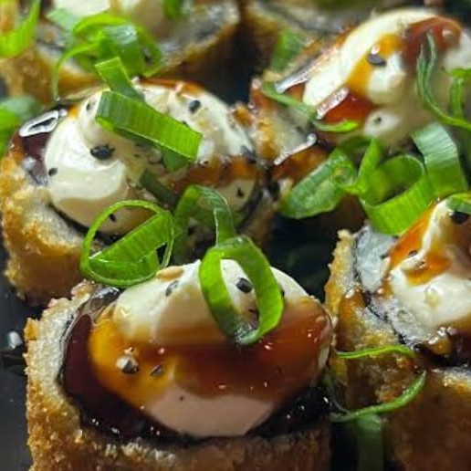 Hotholl creme é um enrolado de arroz recheado com salmão e nori por fora, empanado e frito finalizado com creame chessee e cebolinha