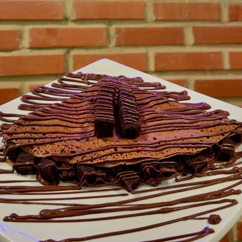 Massa de chocolate recheada com creme de avelã e brownie