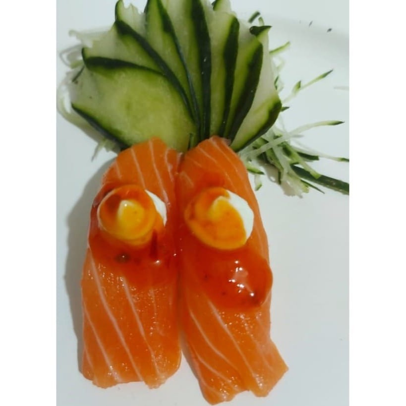 Niguiri de salmão com cream chesse e geléia de pimenta por cima