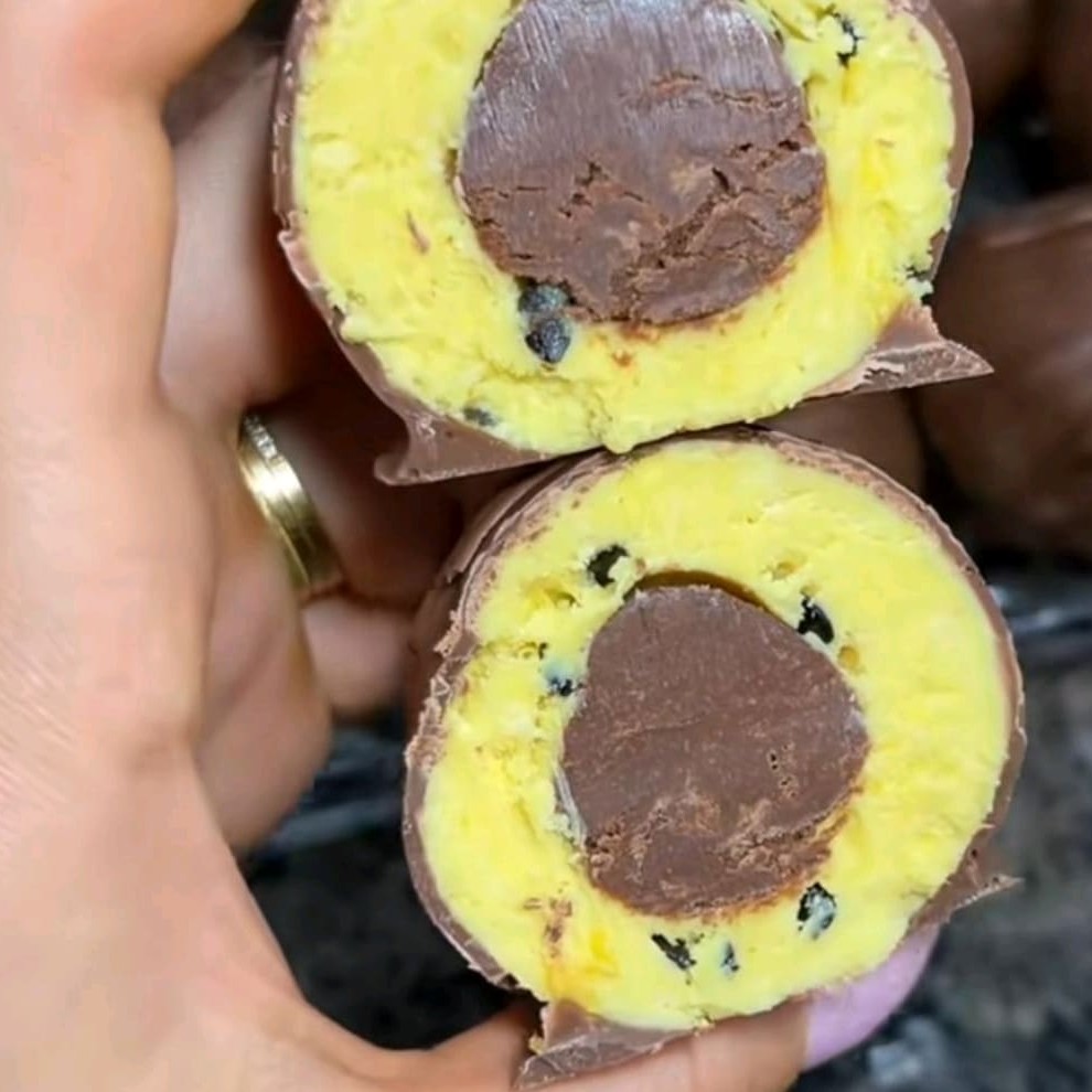 Chocolate com recheio de maracujá e chocolate por dentro