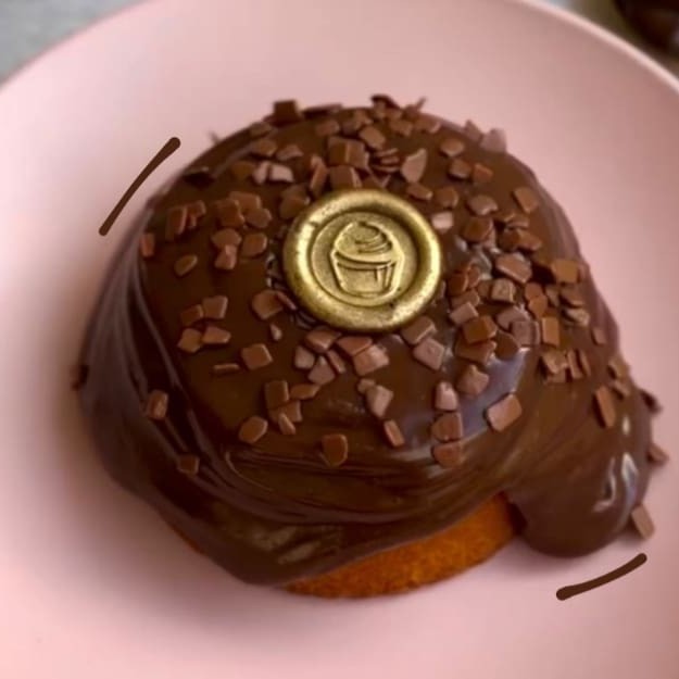 Mini bolo vulcão de cenoura com muito brigadeiro de chocolate - bem cremoso, com granulados de chocolate belga! Perfeito para dividir ou comer sozinha(o) ;) ~Não escrevemos Bilhetes sem a compra do mesmo que está disponível no começo e final do cardápio. A Cake Shot não altera e/ou adiciona ingredientes aos produtos já formulados. - 12cm - 350g Bolo vulcão - Bolo de cenoura - Mini vulcão - Mini bolo - Bolinho - Mini bolo vulcão - Vultão de cenoura - Bolo de cenoura com brigadeiro - Bolo de Brigadeiro - Vulcão de Brigadeiro - Brigadeiro - Chocolate - Caseirinho de cenoura - Chá da tarde - Promoção - Entrega grátis