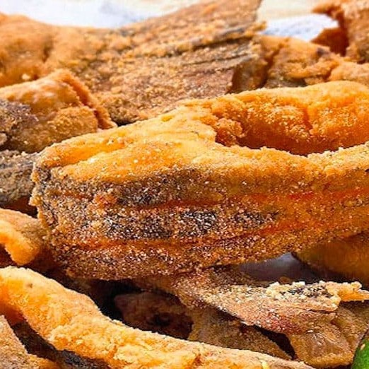 Peixe frito em posta, arroz branco, molho de camarão, pirão ou feijão e salada.