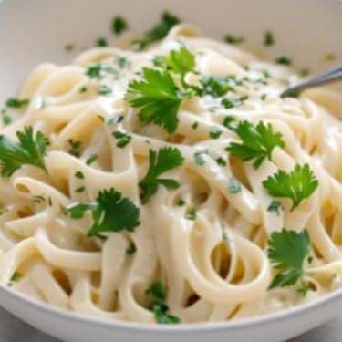 Nosso talharim artesanal é envolto em um delicioso molho branco cremoso, finalizado com uma generosa camada de queijo mussarela derretido, alho torrado crocante e um toque de salsa fresca. Cada garfada é uma combinação perfeita de sabor e textura!