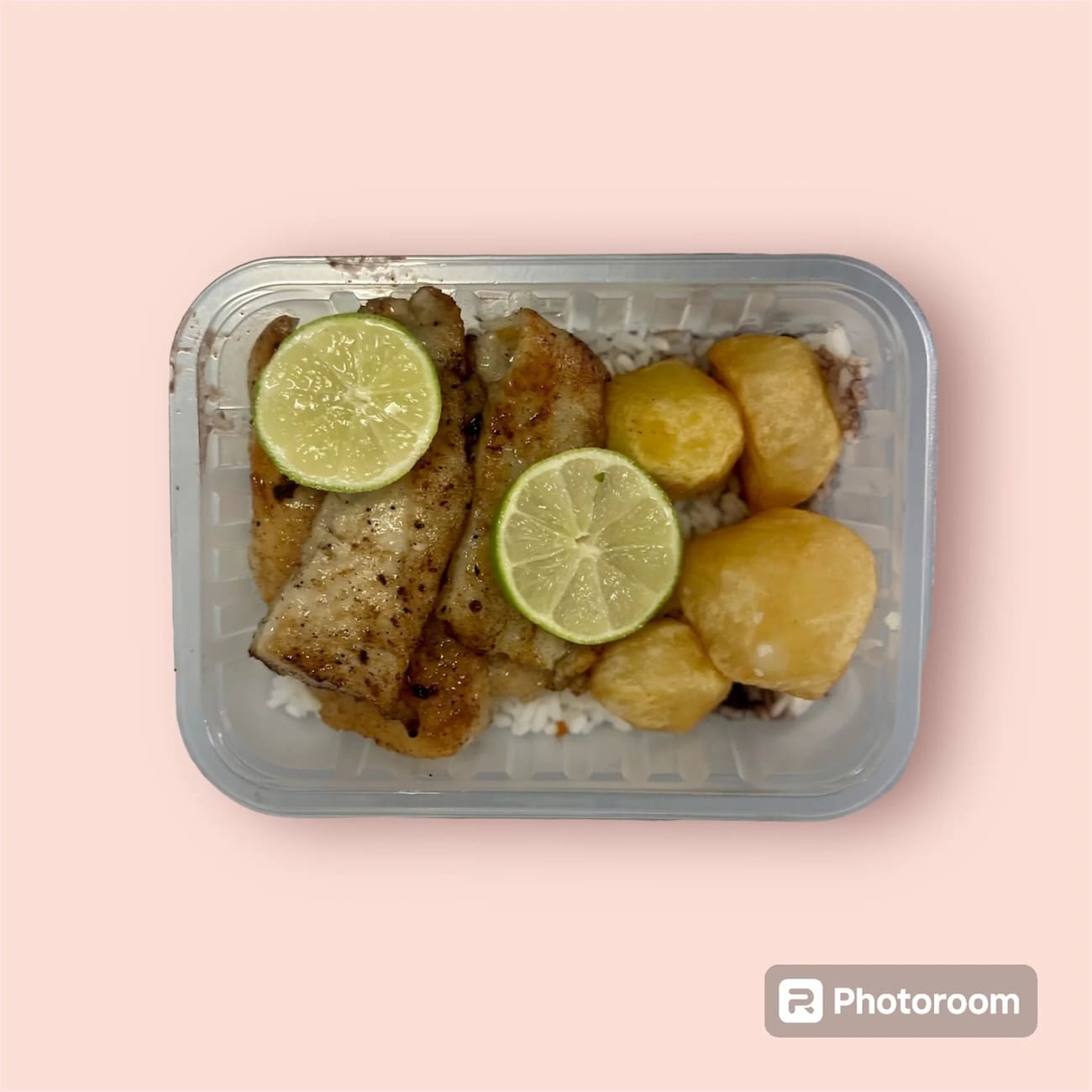 Filé de peixe linguado grelhado, leve e saboroso, servido com arroz branco soltinho, feijão caseiro bem temperado e batatas coradas douradinhas. Uma refeição equilibrada e deliciosa na porção generosa de 750 ml!