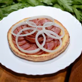Esfiha de Calabresa com Mussarela: Massa recheada com calabresa picada, mussarela derretida, cebola e orégano. Sabor irresistível e perfeito para qualquer ocasião.