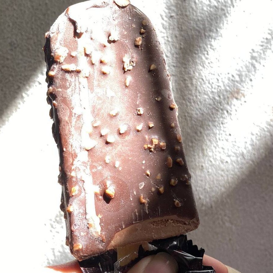 Picolé 60g cremoso, coberto por uma casquinha de chocolate com sabores variados e saborosos.