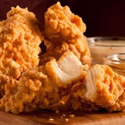 Peitos de frango empanados em uma combinação perfeita de especiarias,servido com um molho especial de queijo - serve 2 pessoas