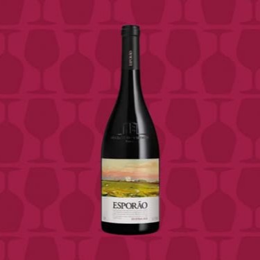Esporão Reserva foi o primeiro vinho produzido pelo Esporão em 1985. Vinho clássico, obtido unicamente a partir de uvas da Herdade do Esporão, mostra a consistência e o carácter rico e típico dos melhores vinhos.  País:Portugal,Alentejo Vinícula:Esporão Graduação:14,5% Amadurecimento:Estagiou durante 12 meses em barricas de carvalho americano (60%) e francês (40%). Após o engarrafamento, seguiram-se mais 8 meses de estágio em garrafa. Temperatura De Servico 16 a 18c