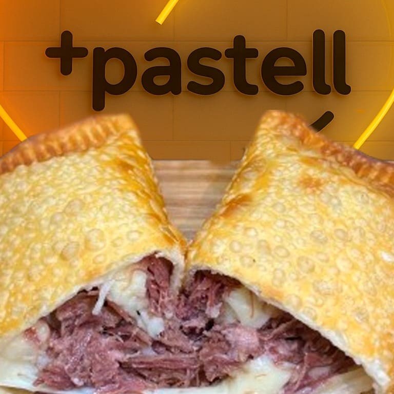 Experimente nosso delicioso Pastel de Carne seca com queijo! Uma massa de pastel de aproximadamente 15cm, crocante e recheada generosamente com carne seca desfiada, temperada com cheiro verde e queijo mussarela. Uma combinação irresistível de sabores e texturas que vai te conquistar!