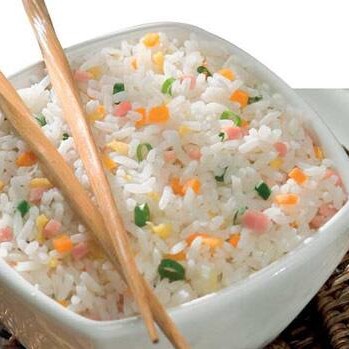 Risoto oriental com legumes e ovos.